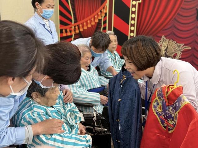 为老人拍“年味儿”照片！上海一家社区医院的新春传统(图2)